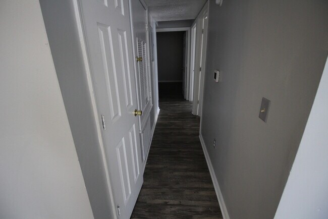 Building Photo - 3 Bedroom Apartment