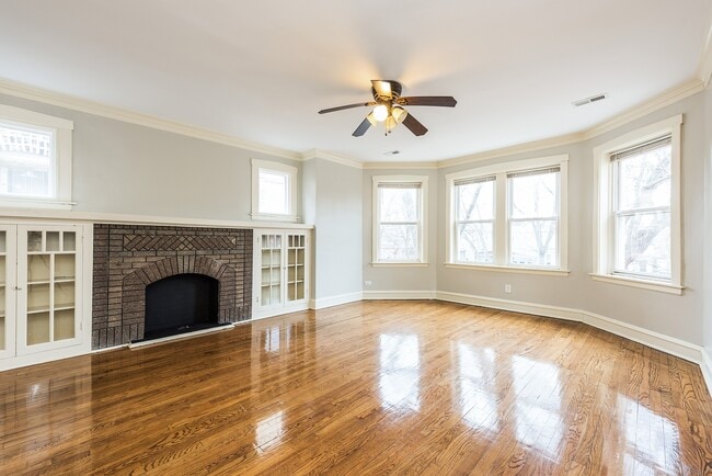 Building Photo - 4242 W Wrightwood Ave
