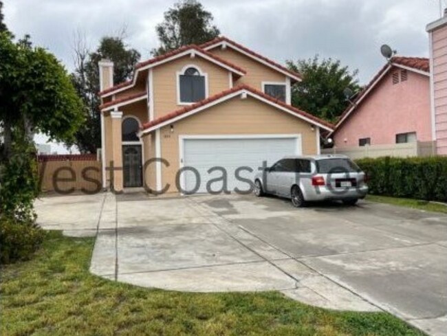 Building Photo - ***COMING SOON*** Spacious 4 bedroom 2.5 B...