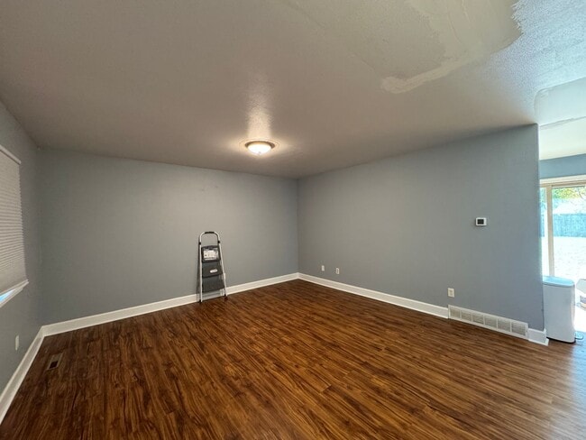Building Photo - Great Tri-level home