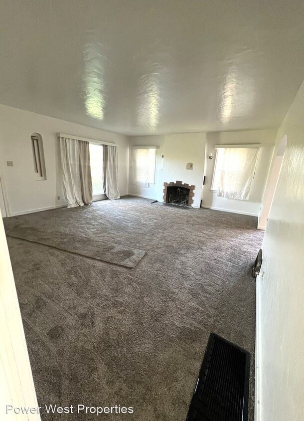 Foto principal - 3 br, 1 bath House - 9742 Jones Ave