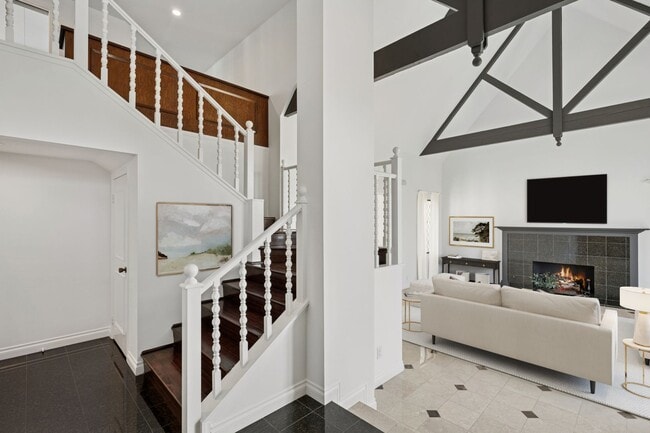 Foto del edificio - Dover Shores Five-Bedroom Pool Home for Lease