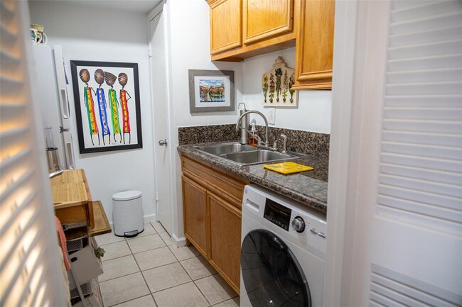 Building Photo - 6402 Del Monte Dr