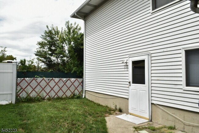 Building Photo - 28 Elmhurst St