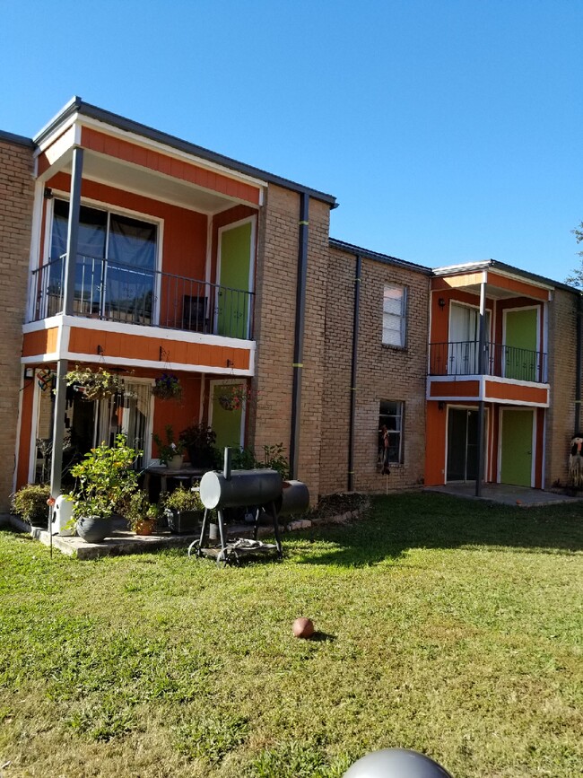 Building Photo - 9511 Contessa Dr