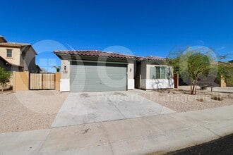 Building Photo - 744 E Diamond Dr