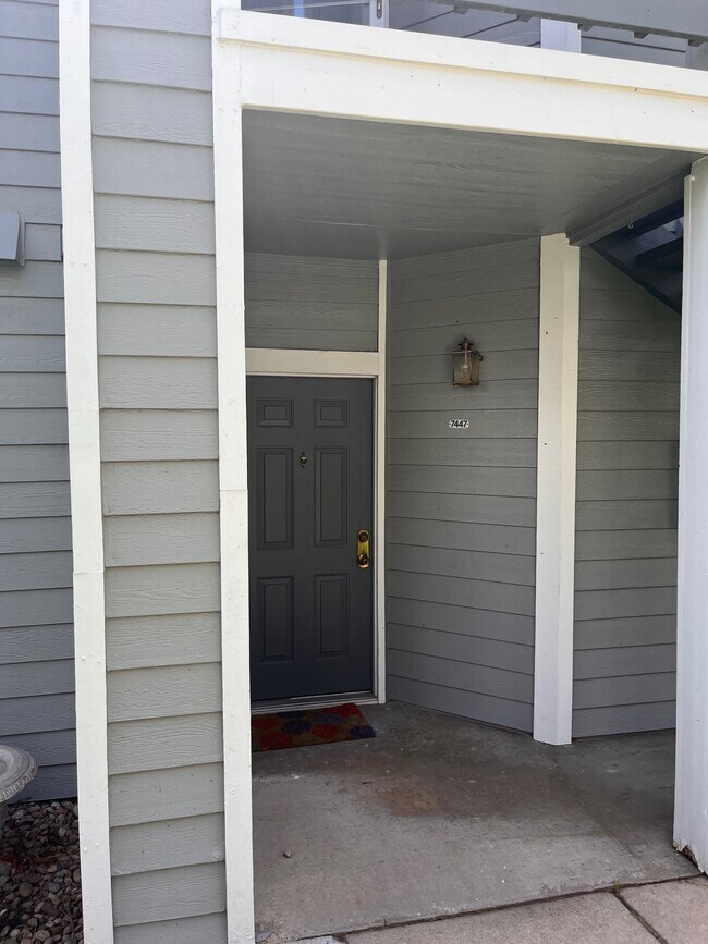 Entrada - 7447 Spy Glass Ct