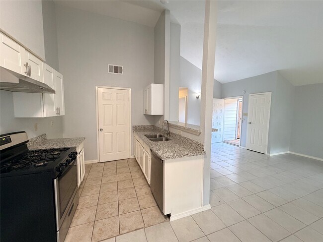Foto del edificio - 5102 Beaverhill Dr