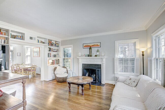 Building Photo - Wonderful Woodley Park Row Home with Free ...