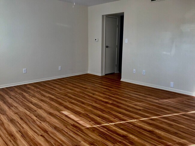 Building Photo - SPACIOUS TOWNHOME IN WILLOW TERRACE
