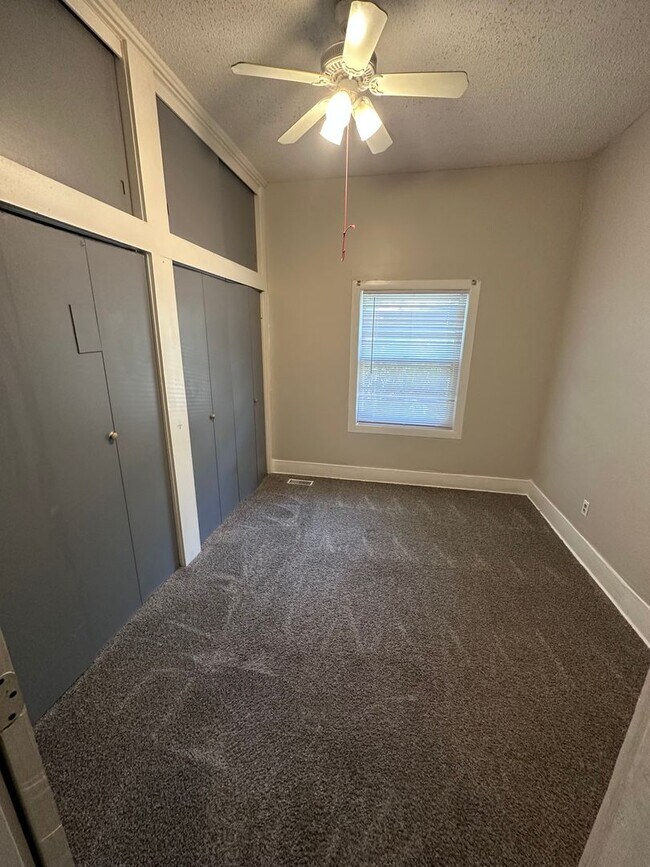 Building Photo - $895 - 3 bedroom/ 1 bathroom -Single famil...