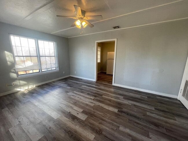 Photo - 1 Bed 1 Bath Duplex For Lease Now! House