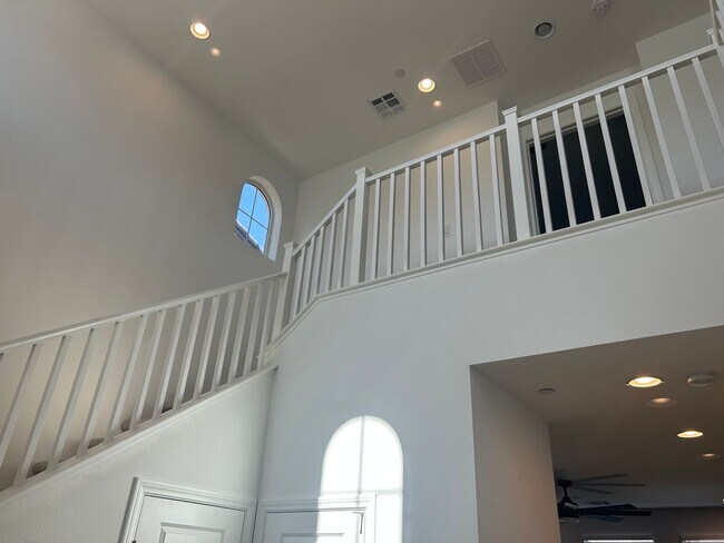 Foto del edificio - Beautiful 2 story home in Skye Canyon