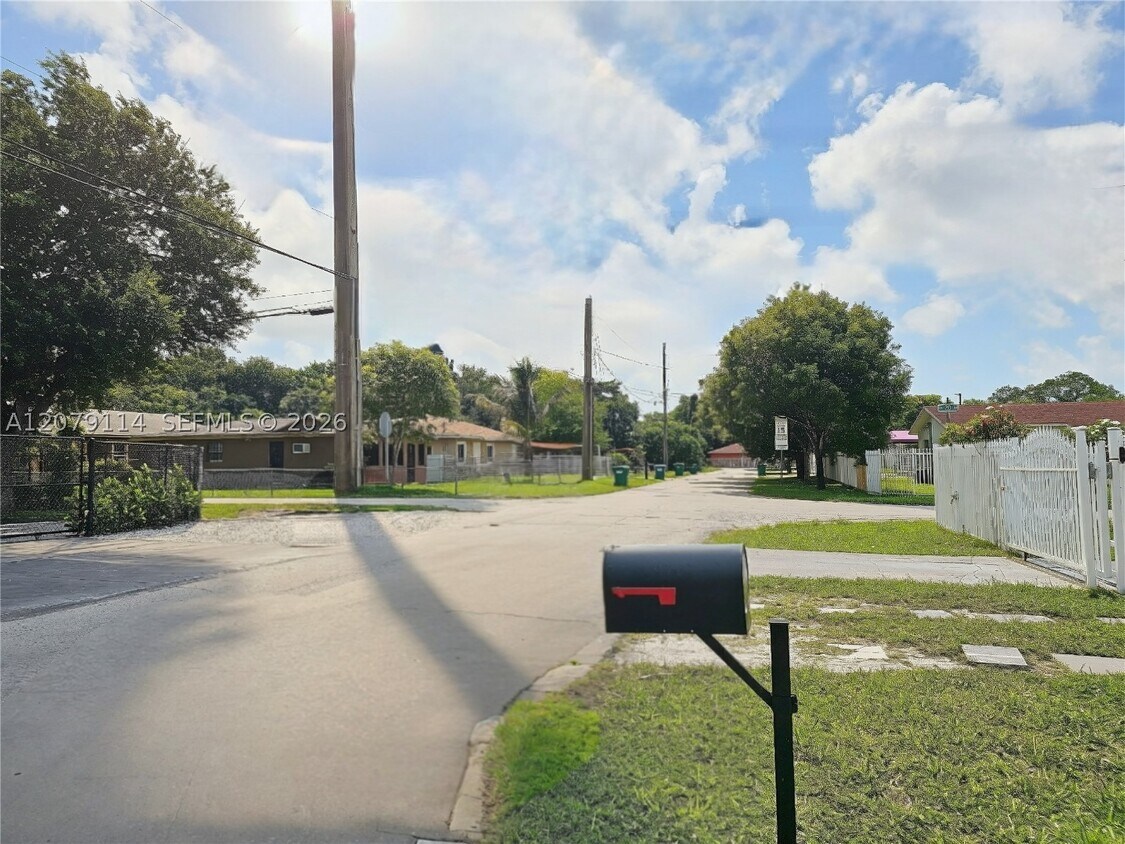 Building Photo - 2010 NW 70th St