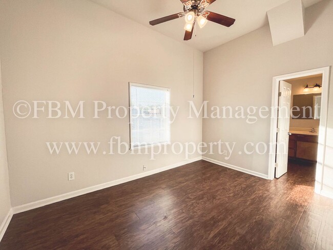 Building Photo - Beautiful 3 Bedroom, 2 Bathroom Home in En...