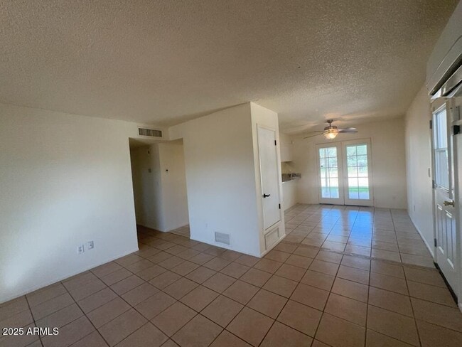 Building Photo - 5030 E Evergreen Dr
