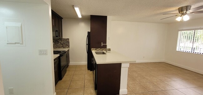 Foto del edificio - 1824 Meadows Cir W