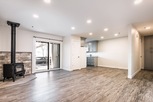 Building Photo - Bright and light Prospector Condo