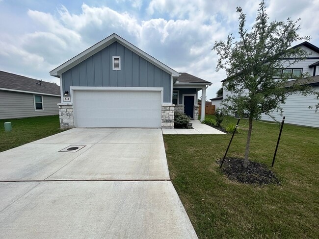 Building Photo - Beautiful Single-Story Home with Covered Patio & Fenced Yard!