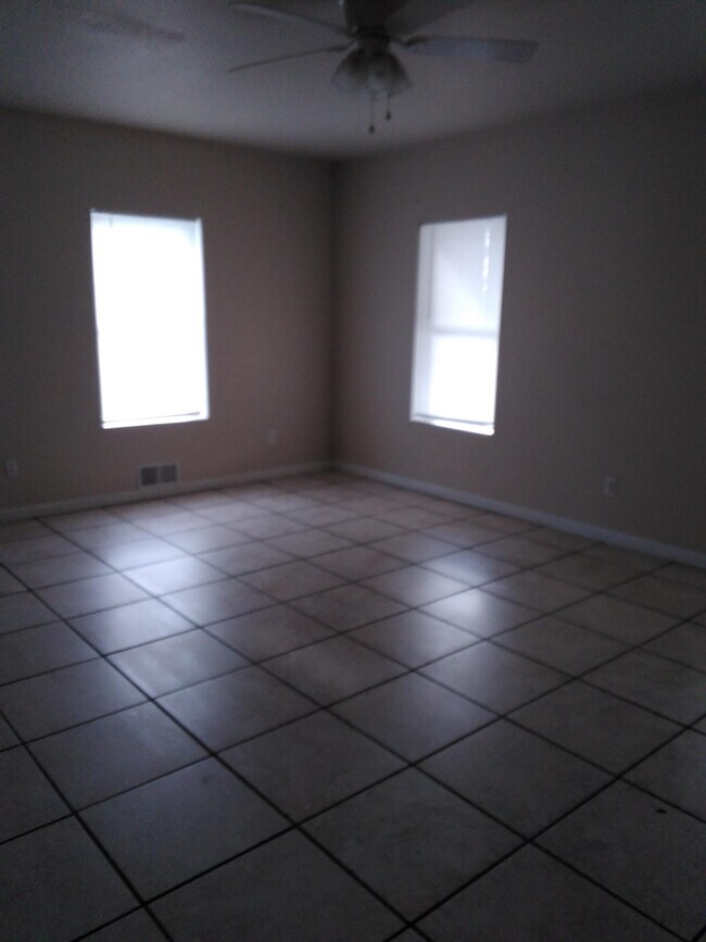 Building Photo - 707 S Poplar St