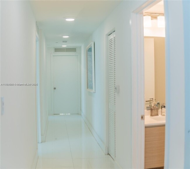 Foto del edificio - 600 NE 27th St