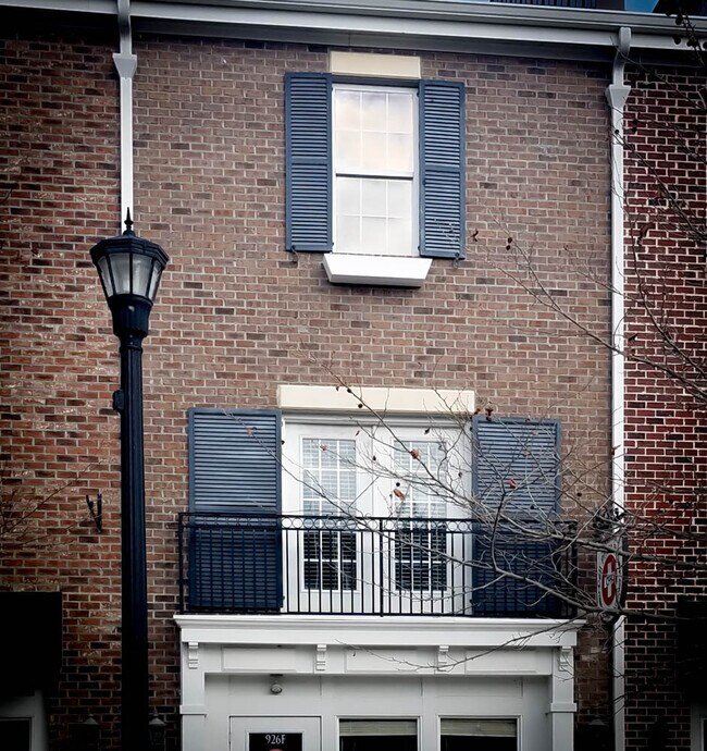 Foto del edificio - Steps from Shopping, Dining, & Entertainment in The Market Common