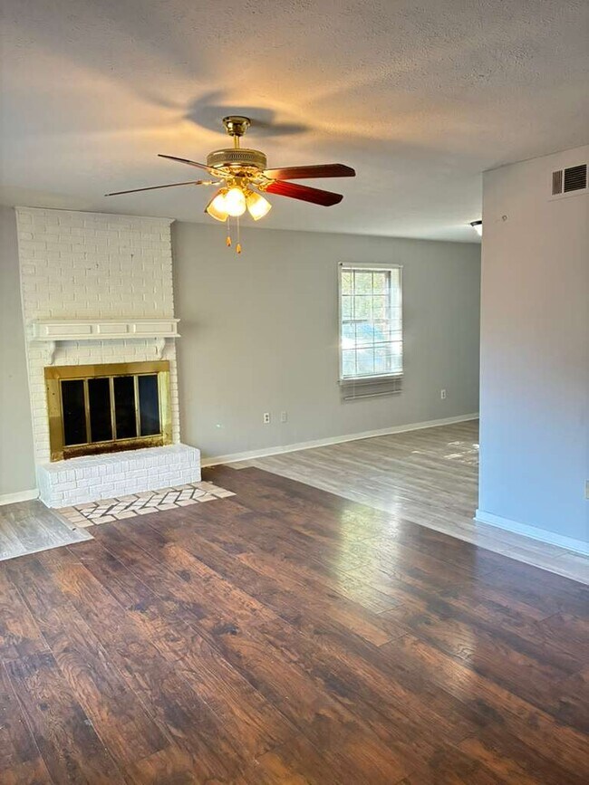 Foto del edificio - 560 Woodland Hills Pl