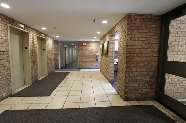 Building Photo - 5950 Oakwood Dr