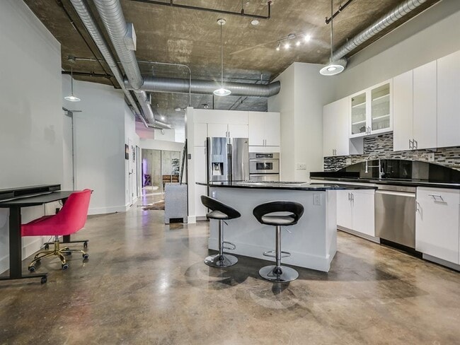 Foto del edificio - 311 W 5th St