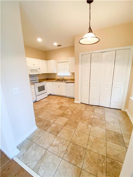 Building Photo - 204 Foxbury Square