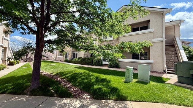 Building Photo - Upper-level condo $400 OFF FIRST MONTH!