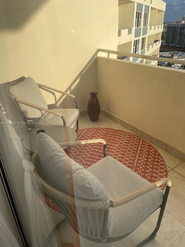 Foto del edificio - 3180 S Ocean Dr