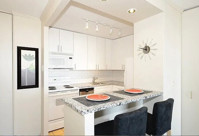 Building Photo - 70 W Burton Pl