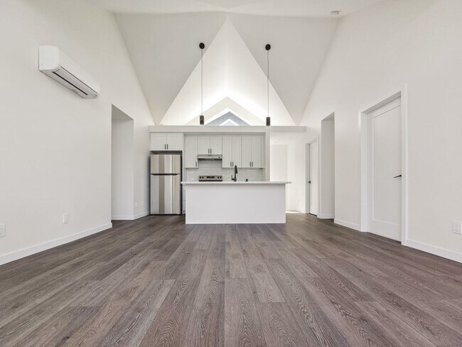 Foto del edificio - Spacious 3-Bedroom DADU with Private Balcony & Garage