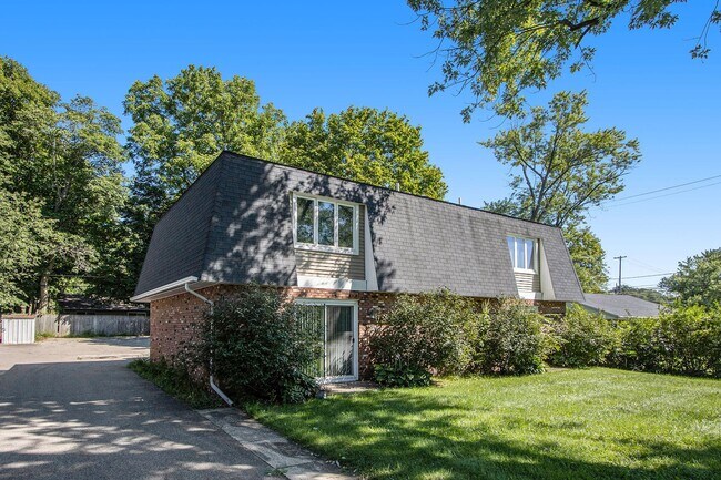 Building Photo - $799 One Bedroom Apartment in Fourplex! As...