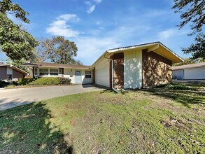 Building Photo - 926 N Waterview Dr