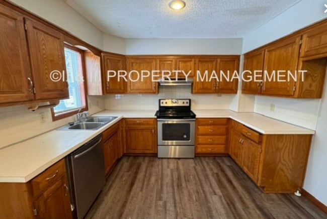 Building Photo - 14944 W 139th St
