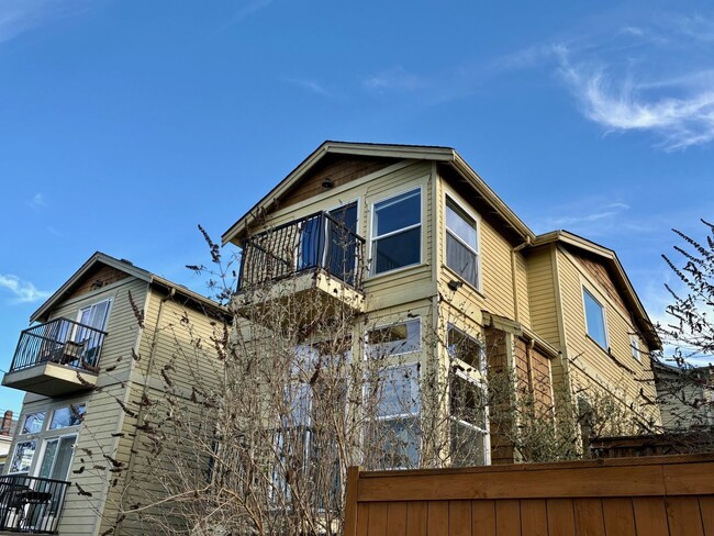 Central District Townhome - Central District Townhome