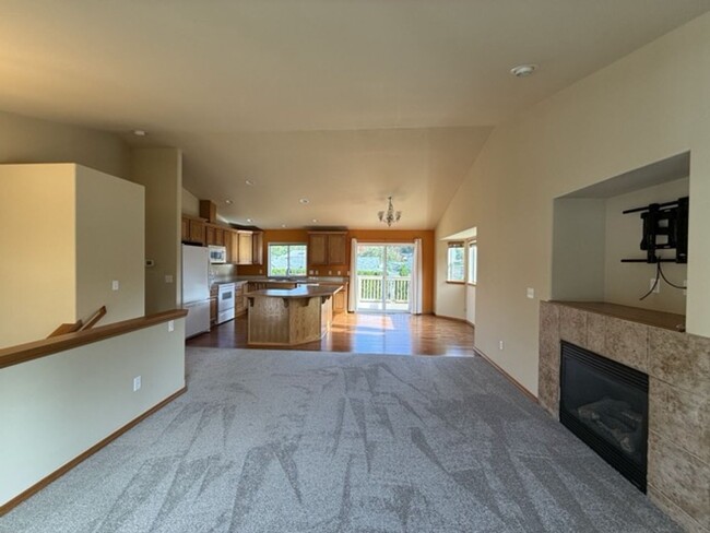 Building Photo - Spacious 5BD/3BTH Everett Home for Lease N...