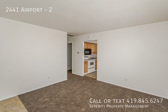 Foto del edificio - 2441 Airport-2