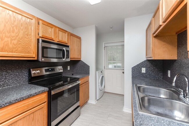 Foto del edificio - 10680 Royal York Dr