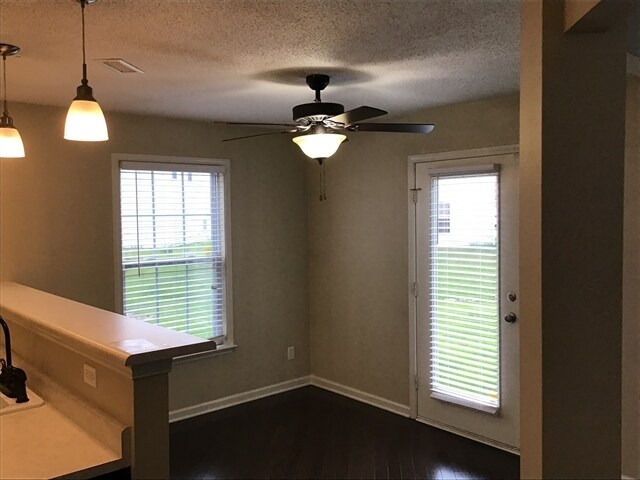 Foto del edificio - 10794 Timothy Ln