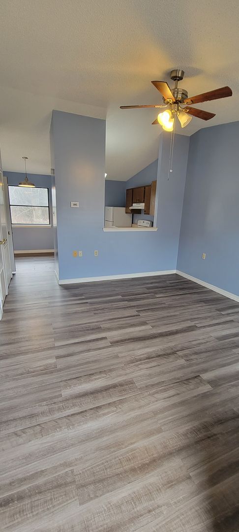 Building Photo - 1/1 Apartment in Horseshoe Bend