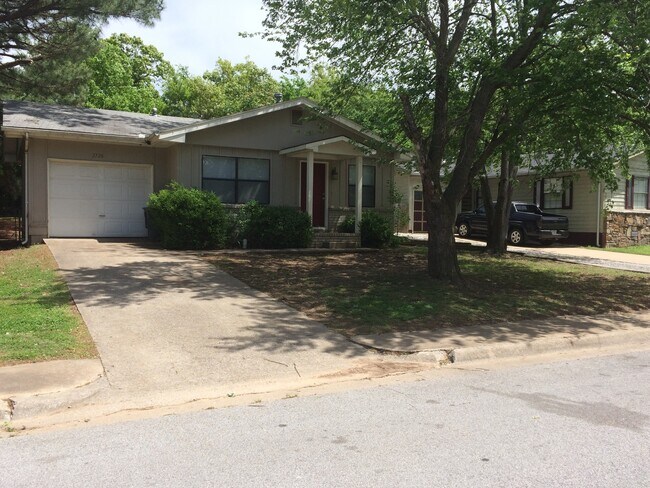 Building Photo - MUST SEE CHARMING HOME!