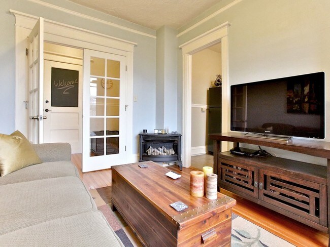 Sala de estar con puertas francesas - 2109 NW Irving St