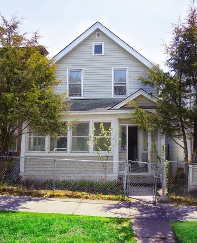 Foto principal - 1206 E 3rd St