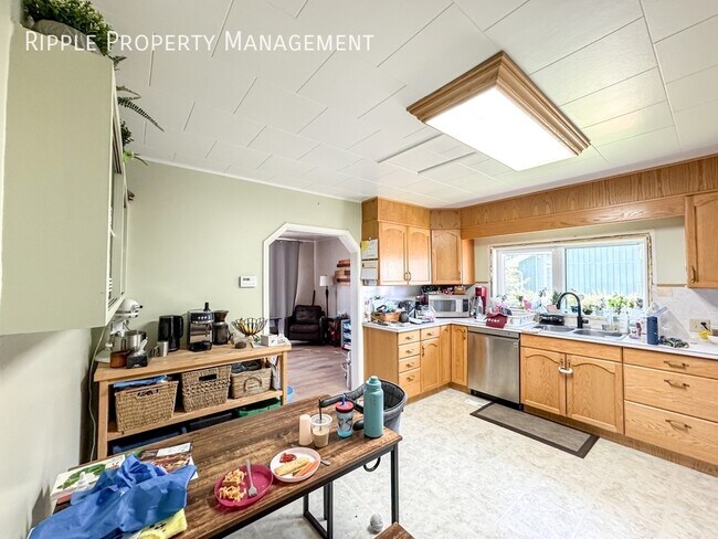 Building Photo - Modern 3 Beds, 2 Baths Single- Family | Av...