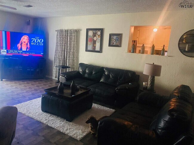 Foto del edificio - 216 Laurel Ln