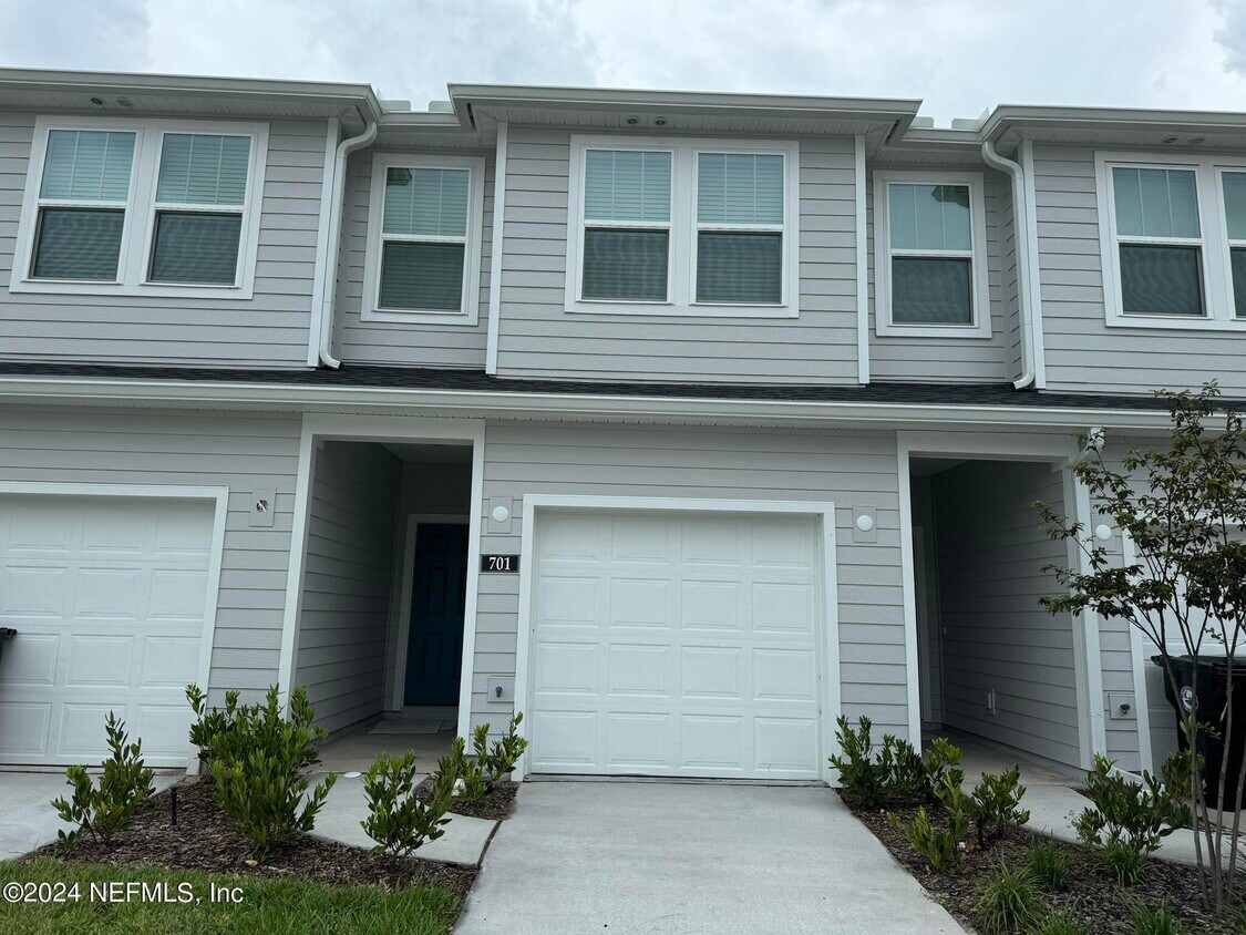 Foto principal - 701 Holly Lks Dr