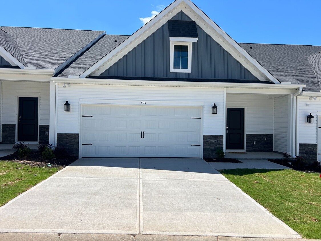 Primary Photo - Beautiful Townhome for Rent!